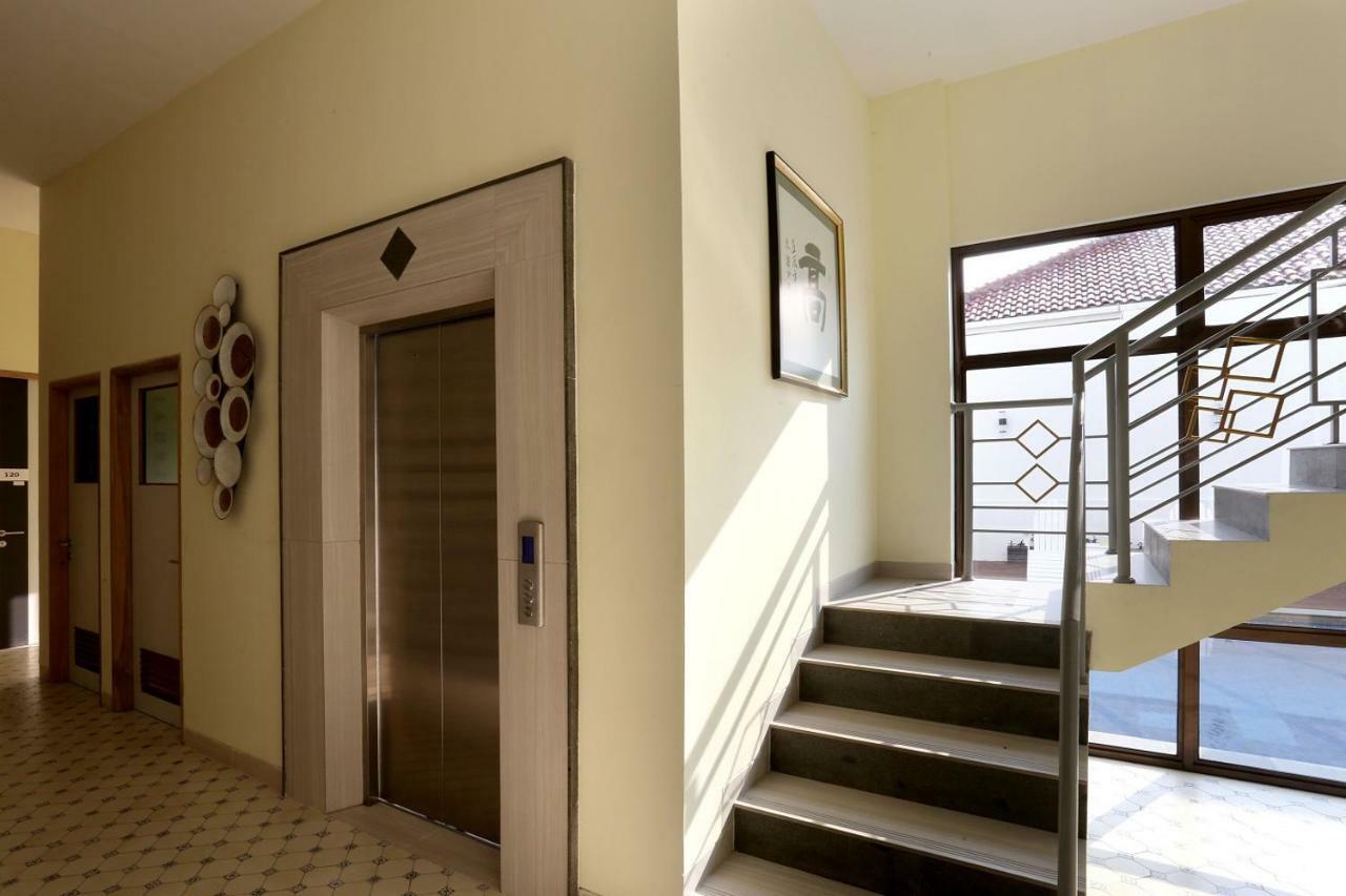 Urbanest Inn House Slipi Jacarta Exterior foto